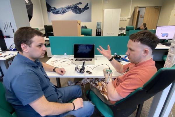 «Моторика» разработала прототип интерфейса ИИ для управления бионической кистью