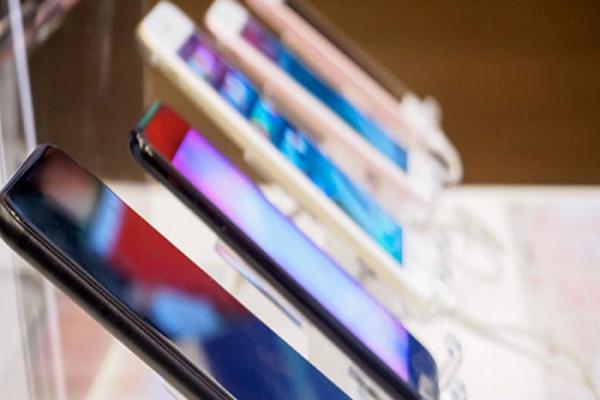 Рынок смартфонов скользит вниз пятый квартал подряд Рынок смартфонов скользит вниз пятый квартал подряд