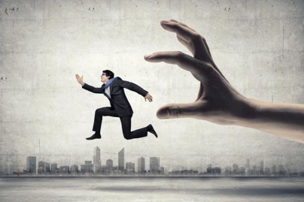 Сотни сотрудников бегут с фабрики Foxconn, прыгая через заборы