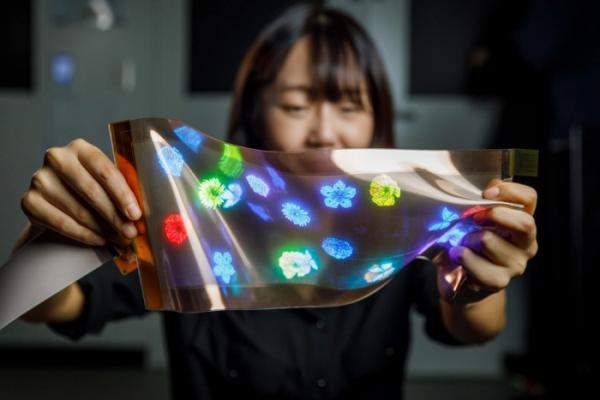 LG показала первый в мире растягивающийся дисплей LG показала первый в мире растягивающийся дисплей