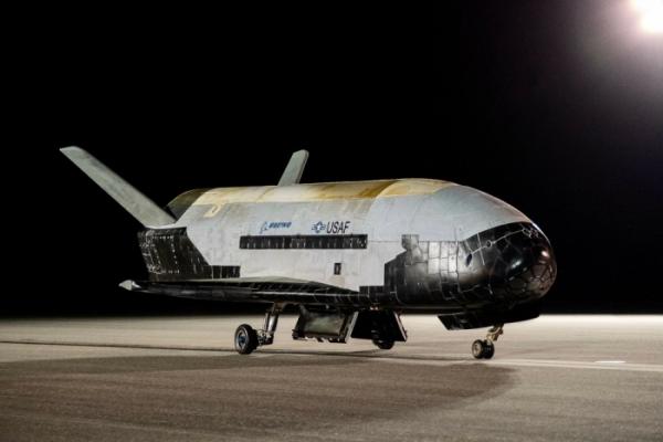 Космолет X-37B вернулся на Землю после 908 дней на орбите Космолет X-37B вернулся на Землю после 908 дней на орбите