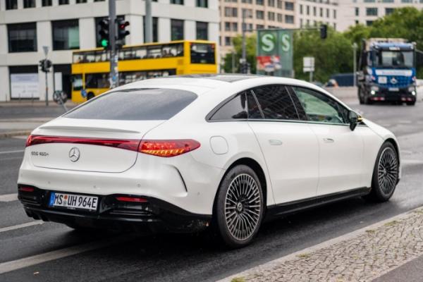 Mercedes вводит платную подписку за увеличение скорости авто