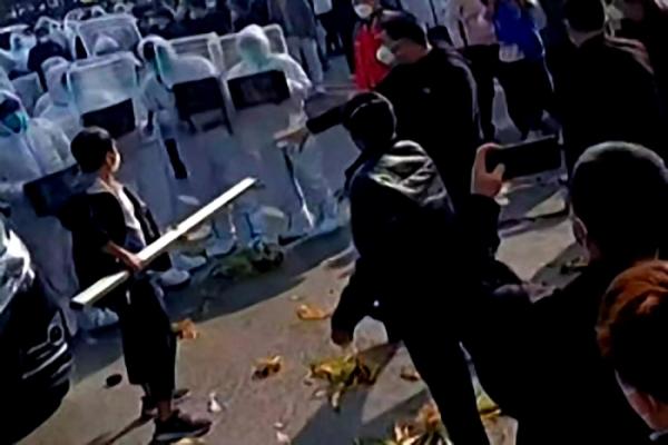 Восемь смертей от ковида в закрытом общежитии и отступные в $1400: Foxconn пытается сгладить ситуацию Восемь смертей от ковида в закрытом общежитии и отступные в $1400: Foxconn пытается сгладить ситуацию