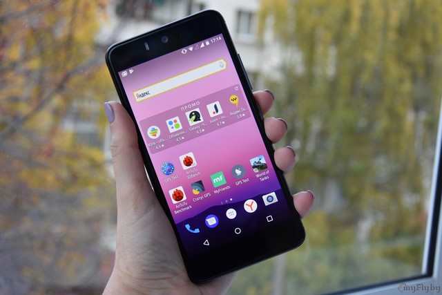 Пользоваться телефоном Fly Selfie 1 комфортно