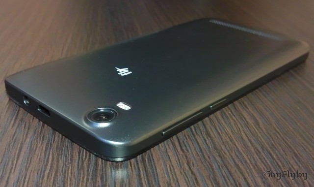 Сверху разъёмы для зарядки и наушников