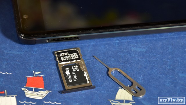 В Fly FS554 Power Plus карта памяти ставится вместо второй SIM-карты
