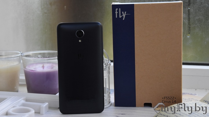 Сзади находится только модуль камеры и фотовспышка