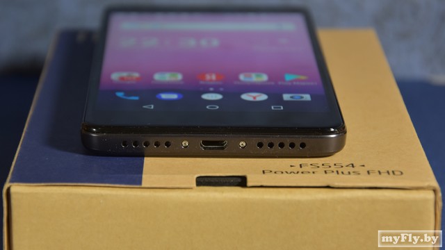 Снизу динамик, разъём зарядки Micro-USB и микрофон