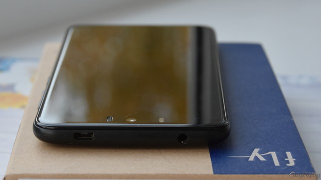 Разъемы для гарнитуры и для зарядки microUSB сверху