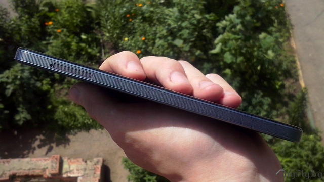 Слева: комбинированный лоток для SIM-карт и карты памяти