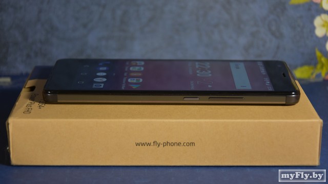 Справа клавиши громкости и блокировки