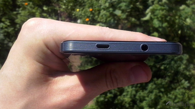 Сверху: разъем для зарядки и разъем для наушников