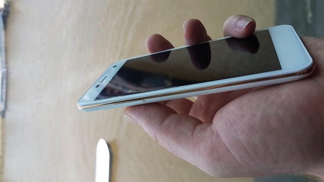 Фото телефона Wileyfox Spark