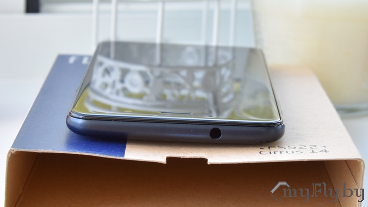 Сверху расположен разъем гарнитуры