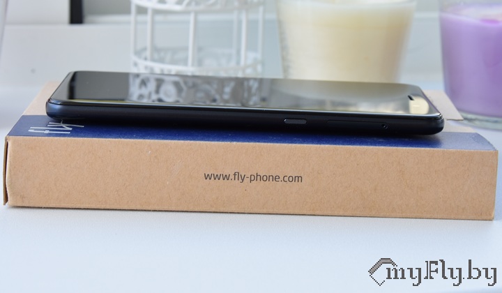 Правая сторона имеет кнопку включения и салазки сим-карт