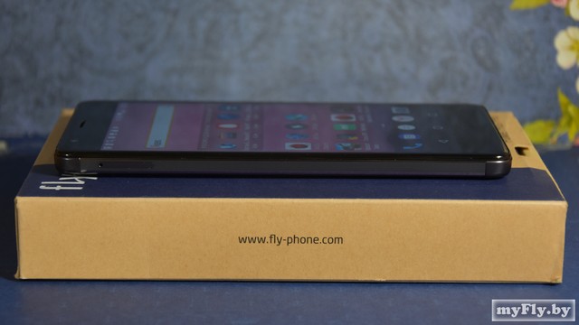 Слева лоток для SIM-карт