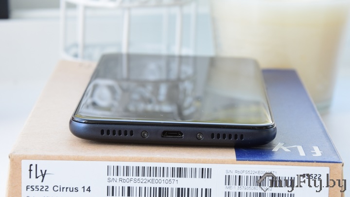 Снизу находится разъем для зарядки